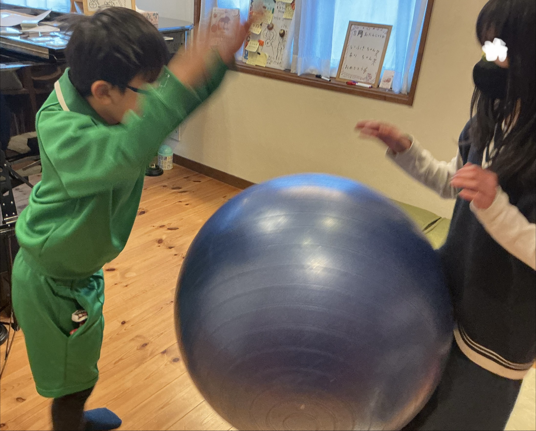 1月のわらべうたは「お正月のもちつきは」歌ったり、叩いたり、投げたり、こねたり